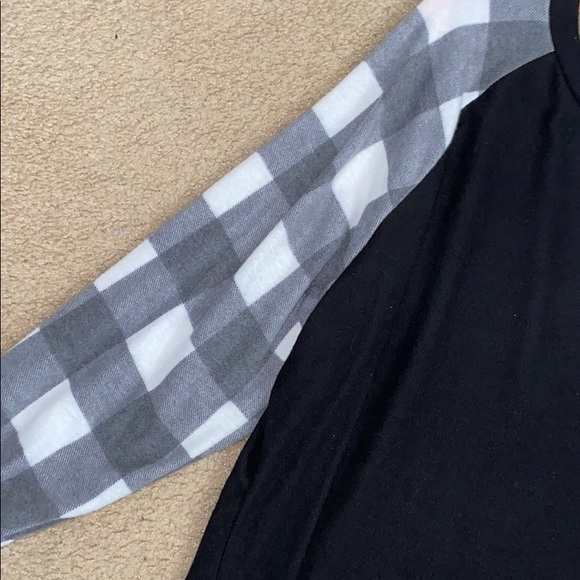 Black and white shirt - Picture 2 of 3